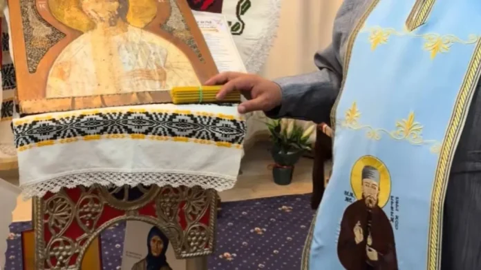 Anchetă în Botoșani: un bărbat ar fi transformat o cameră de acasă în lăcaș de cult