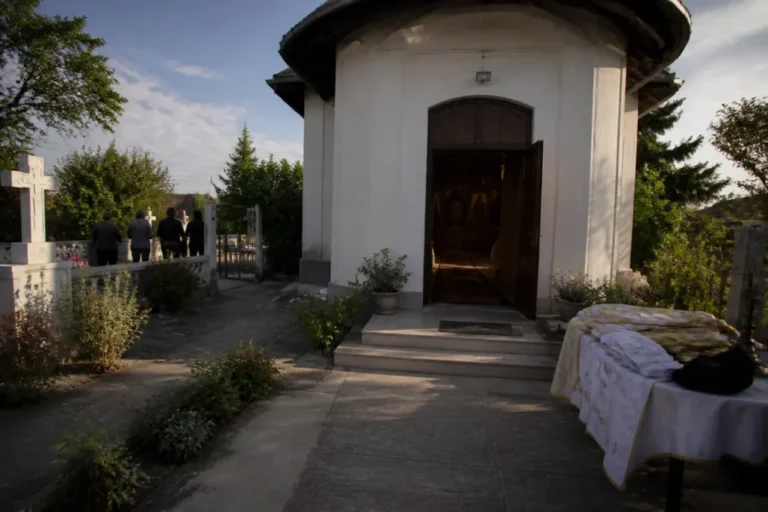 Episcopia Hușilor l-a scos din cler pe preotul Florin Crețu din Poienești
